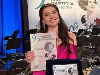 Айгерім "Ла- Скалада" ән шырқайды