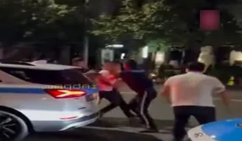 Төбелескендерді ажыратпақ болған полицияның өзі "таяқ жеді"