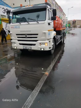 Жаңбырдан кейін қалалық көшелерде су тарту жұмыстары жүргізілуде