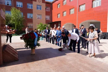 АБАЙ ҚҰНАНБАЙҰЛЫНЫҢ ЕСКЕРТКІШІНЕ ГҮЛ ШОҚТАРЫ ҚОЙЫЛДЫ